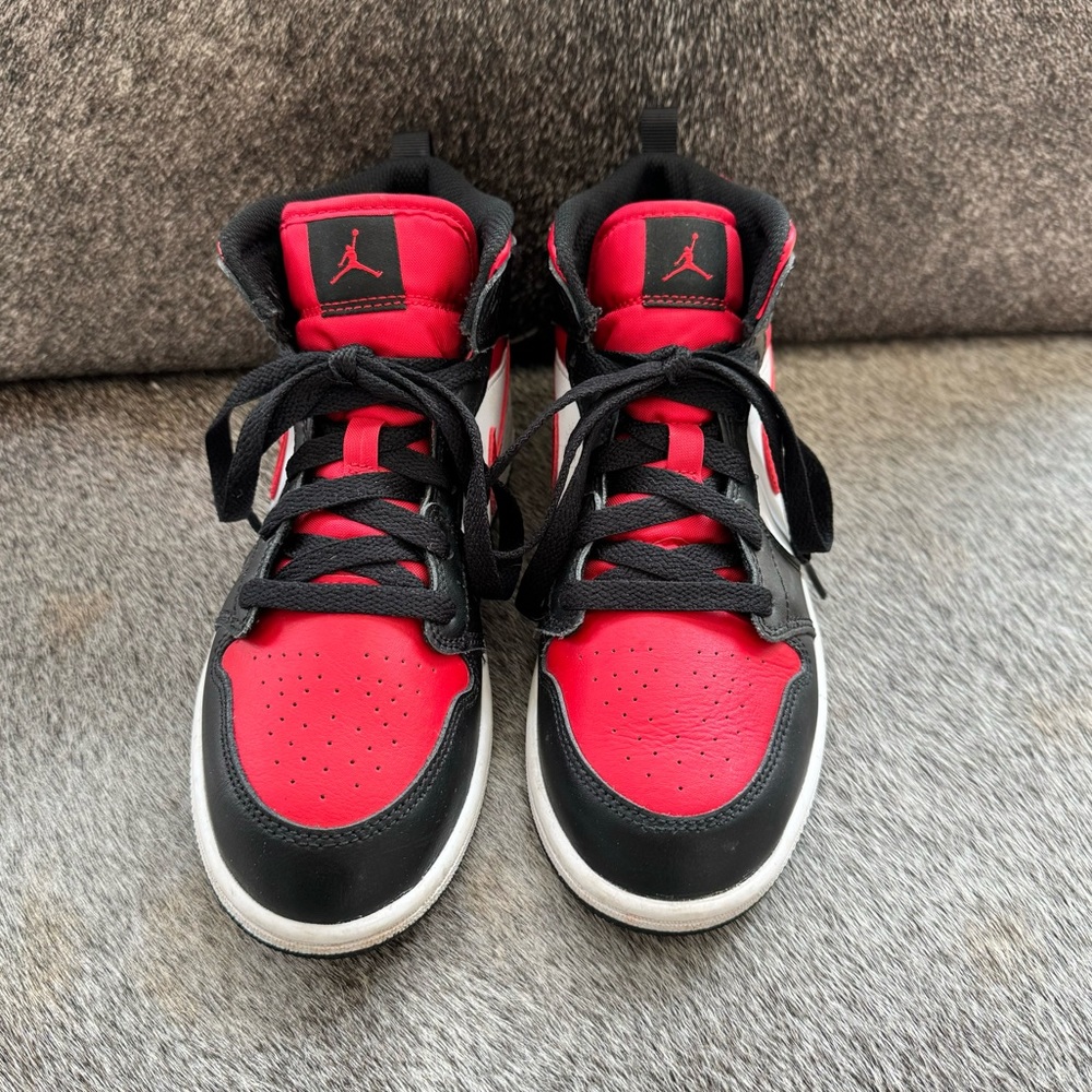 Boys mid Jordan’s size 3